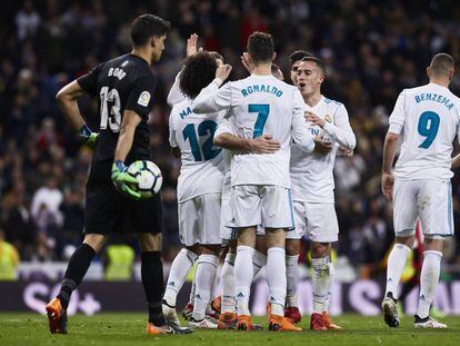 Los jugadores del Madrid celebran el tercer gol de Cristiano al Girona (6-3).