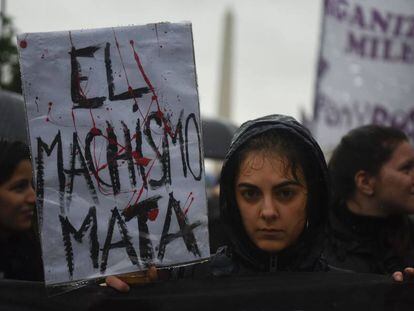 Una mujer porta un cartel de protesta en la marcha en Buenos Aires contra la violencia machista
