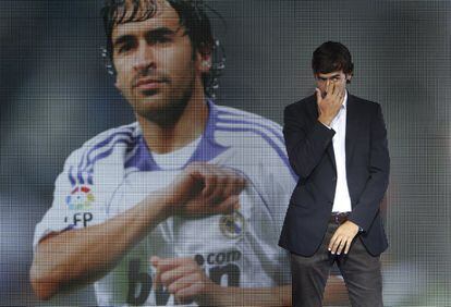 Raúl llora durante el acto de despedida en el Real Madrid.