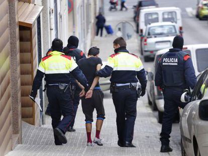 Los Mossos desarticularon en Terrassa una banda que prostitu&iacute;a a una joven