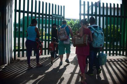 Familias migrantes cubanas provinientes del Ecuador, entregándose en la estación migratoria Siglo XXI en Tapachula.