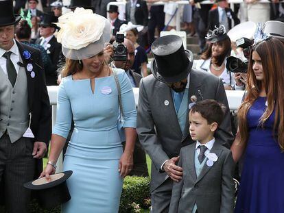 La princesa Haya con su esposo, el jeque Mohamed Bin Rashid al Maktum, sus hijos y, a su izquierda, Russell Flowers.