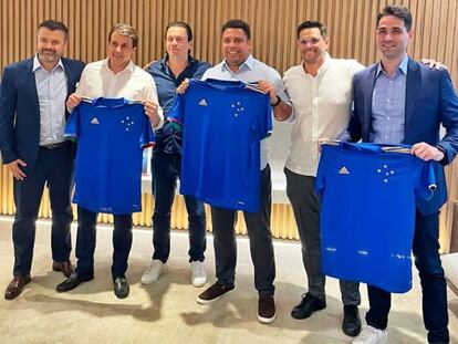 Ronaldo posa con la camiseta del Cruzeiro.