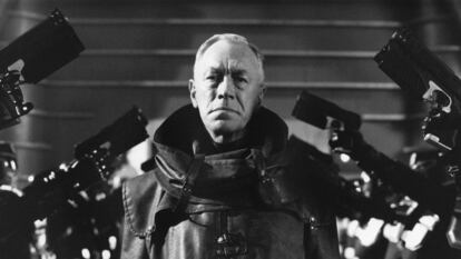 El actor sueco Max von Sydow interpreta al Presidente del Tribunal Supremo Fargo en la distópica película de ciencia ficción 'Judge Dredd', de 1995.