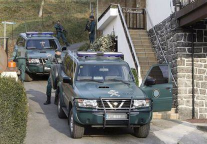 Agentes de la Guardia Civil, durante un registro efectuado en un domicilio de Hernani, donde han sido detenidas tres personas relacionadas con ETA.