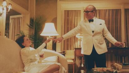 Naomi Watts y Tom Hollander en una imagen de 'Feud: Capote vs. The Swans'