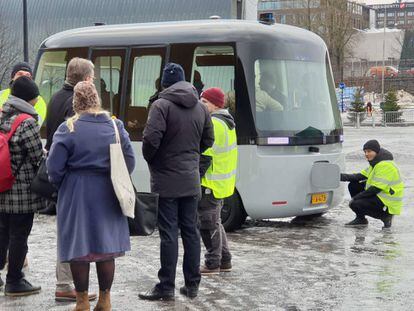 Un técnico de Sensible 4 apaga y enciende el autobús tras el primer fallo.