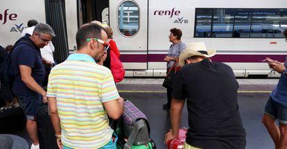 Viajeros suben con sus maletas a un AVE en la estación de Atocha de Madrid.