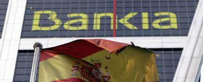 Una bandera espa&ntilde;ola ondea delante de la sede de Bankia en Madrid