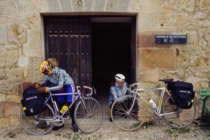 Ciclistas en San Juan de Ortega (Burgos), en el Camino de Santiago