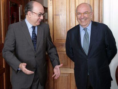 El presidente de la AEB, Jos&eacute; Mar&iacute;a Rold&aacute;n (a la izquierda), acompa&ntilde;ado por el excomisario europeo Joaqu&iacute;n Almunia, en Santander.