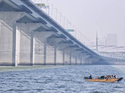 El puente más largo sobre el mar conecta las excolonias de Hong Kong y Macao con la ciudad de Zhuhai.  