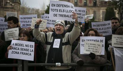 Los funcionarios de prisiones, ayer durante la protesta frente al Parlament.