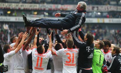 Heynckes es manteado por los futbolistas tras ganar la Bundesliga.