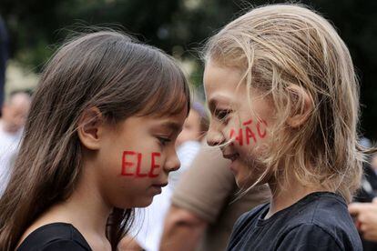 Dos niñas con el lema "Él no" escrito en sus mofletes, en referencia al candidato ultra Jair Bolsonaro, el pasado 29 de septiembre en Río de Janeiro.