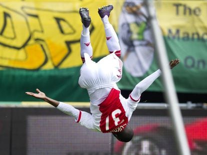 Lukoki celebrando un gol de forma acrobática cuando jugaba en el Ajax de Ámsterdam.