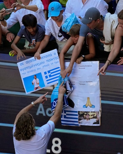 Tsitsipas firma autógrafos a aficionados griegos.