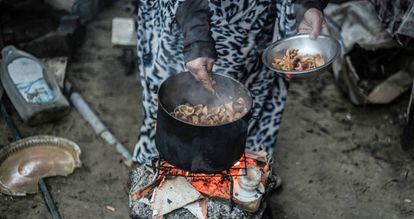 Una mujer prepara una olla de comida en Pakistán. 