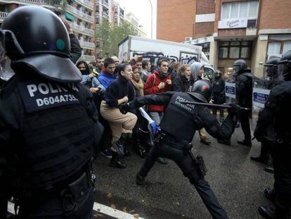 Mossos carreguen durant un desnonament a Gràcia, a Barcelona.