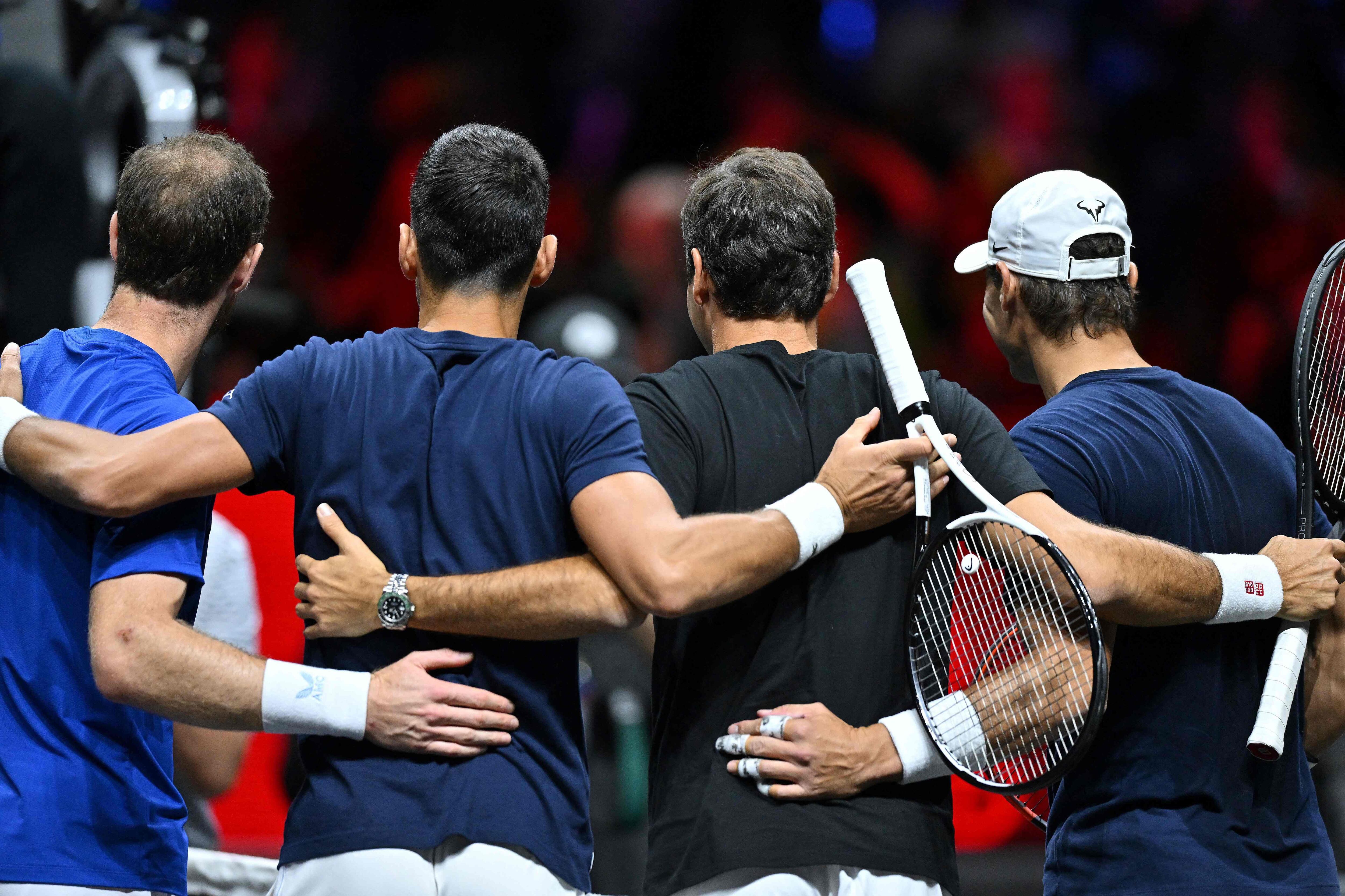 Los tenista, desde la izquierda, Andy Murray del Reino Unido, Novak Djokovic de Serbia, Roger Federer de Suiza y Rafael Nadal de España, atienden a los medios durante la sesión de entrenamiento en Londres, este viernes.