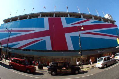 Una tienda de Oxford street, en Londres, expone una bandera de Reino Unido.