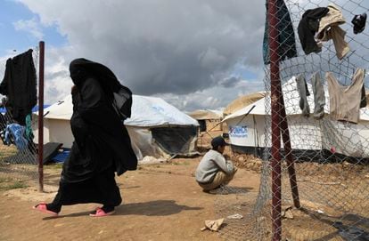 Una mujer junto a un menor, en el campo sirio de Al Hol, en abril de 2019.