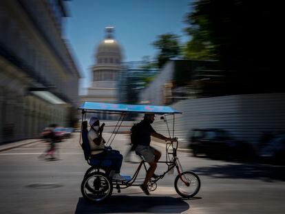 Un bicitaxi lleva a un pasajero en La Habana, Cuba el martes 17 de mayo.