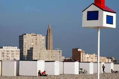 La playa y, al fondo, zona de Le Havre reconstruida entre 1945 y 1964 por Auguste Perret.