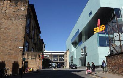 A la derecha, el nuevo Reid Building, proyecto del norteamericano Steven Holl, frente a la sede principal de la Escuela de Arte de Glasgow, del arquitecto y artista modernista Charles Rennie Mackintosh.