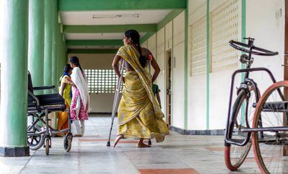 Una chica que padece par&aacute;lisis a consecuencia de la polio pasea con sus muletas por un centro de formaci&oacute;n profesional para mujeres pobres y con discapacidad de la Fundaci&oacute;n Vicente Ferrer en Anantapur, India.
