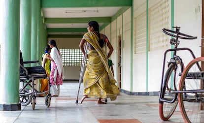 Una chica que padece par&aacute;lisis a consecuencia de la polio pasea con sus muletas por un centro de formaci&oacute;n profesional para mujeres pobres y con discapacidad de la Fundaci&oacute;n Vicente Ferrer en Anantapur, India.