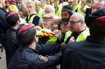 Los polic&iacute;as forcejeando con los yayoflautas que intentaron entrar en la Generalitat. 