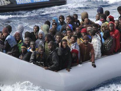 Inmigrantes rescatados por la Marina italiana cerca de Lampedusa, en noviembre.