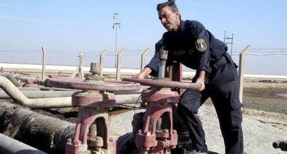 Un trabajador de una refinería de petróleo en Irak.