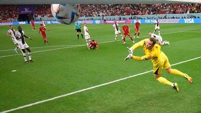 Dani Olmo estrella el balón en el larguero de la portería defendida por Manuel Neuer. 