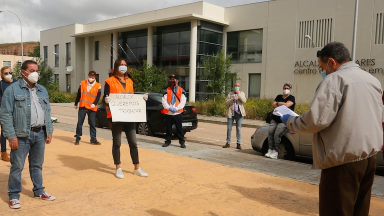 Varios de los trabajadores de la Fundación Nº 1 de Alcalá de Henares el pasado 15 de mayo, cuando acudieron a recoger la carta de despido.