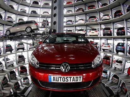 Coches del fabricante alem&aacute;n Volkswagen en la f&aacute;brica de Wolfsburgo.
