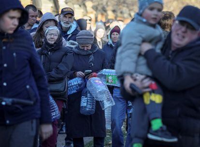 Una de las instalaciones atacadas por los misiles rusos en la principal urbe del país ha sufrido daños que han dejado sin luz a 350.000 apartamentos, según el alcalde de Kiev, Vitali Klichko. En la imagen, vecinos de Kiev hacen cola para llenar sus garrafas de agua, este lunes.