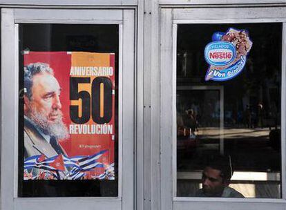 Cartel alusivo al 50º aniversario de la revolución en una tienda estatal de La Habana.