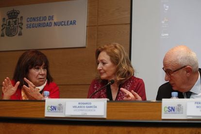 Cristina Narbona (i), junto a la vicepresidenta del CSN, Rosario Velasco, y el presidente, Fernando Marti. pablo monge