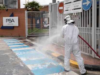 Una demostración de las labores de desinfección en el acceso a la factoría del Grupo PSA en Madrid.