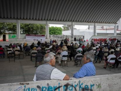 Adultos mayores esperan para recibir sus pensiones en Tepatepec (Estado de Hidalgo), el 6 de julio.