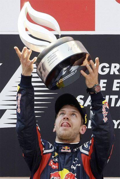 Vettel alza el trofeo que le acredita como ganador del GP de España.