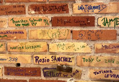 PARED DEL NUEVO RESTAURANTE NOMA QUE RINDE MEMORIA A ALGUNOS DE LOS ALUMNOS DE RENÉE REDZEPI / CAPEL