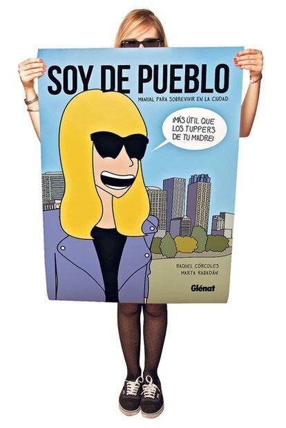Raquel Córcoles con la portada del cómic <i>Soy de pueblo.</i>
