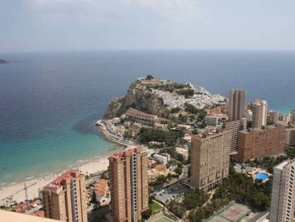 Vista del Tossal de la Cala, donde se halla el 'castellum' romano. En su base, las playas de Poniente y de la Cala, donde varaban los piratas cilicios.