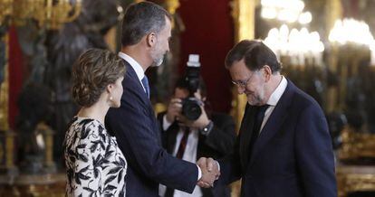 Los Reyes saludan a Mariano Rajoy, este miércoles.