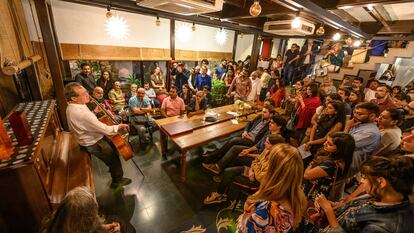 Yo-Yo Ma toca el violonchelo en un centro cultural de la India en 2019.