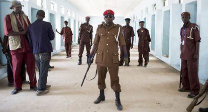 Cazadores voluntarios participan en la persecución de Boko Haram.
