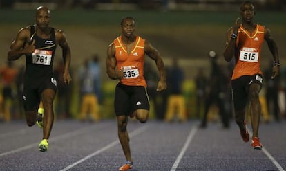 Yohan Blake corre en el centro entre Powell y Bailey-Cole